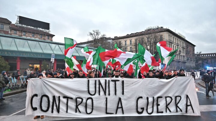 Milano tricolore si accende di pace